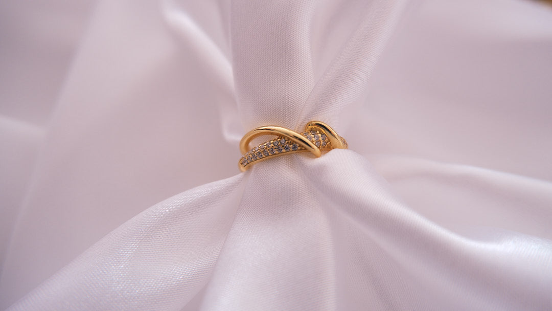 Radiate sophistication with our gold-plated and silver ring, a sparkling gem in our exceptional jewellery collection.