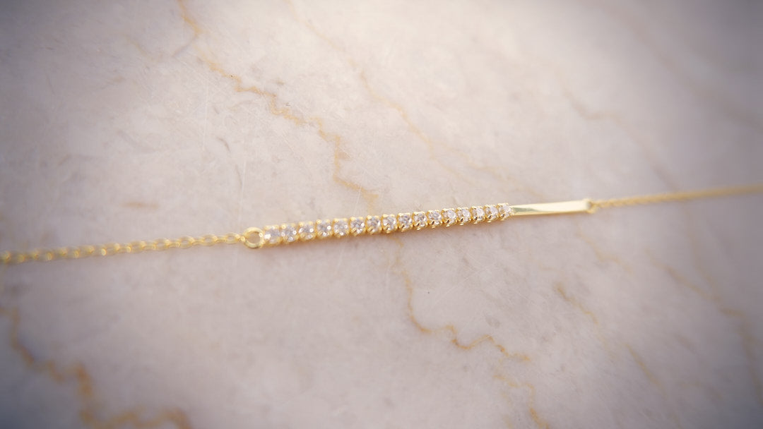 Radiate sophistication with our gold-plated and silver bracelet, a sparkling gem in our exceptional jewellery collection.