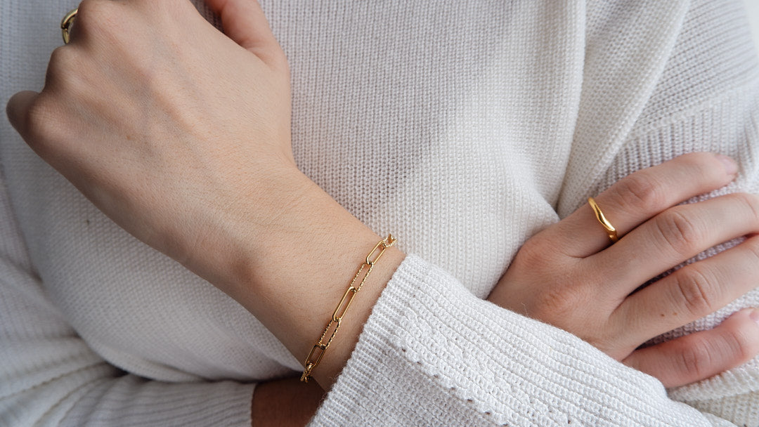 Chic and versatile, our gold-plated and stainless steel bracelet adds a touch of elegance to your ensemble from our captivating jewellery collection.