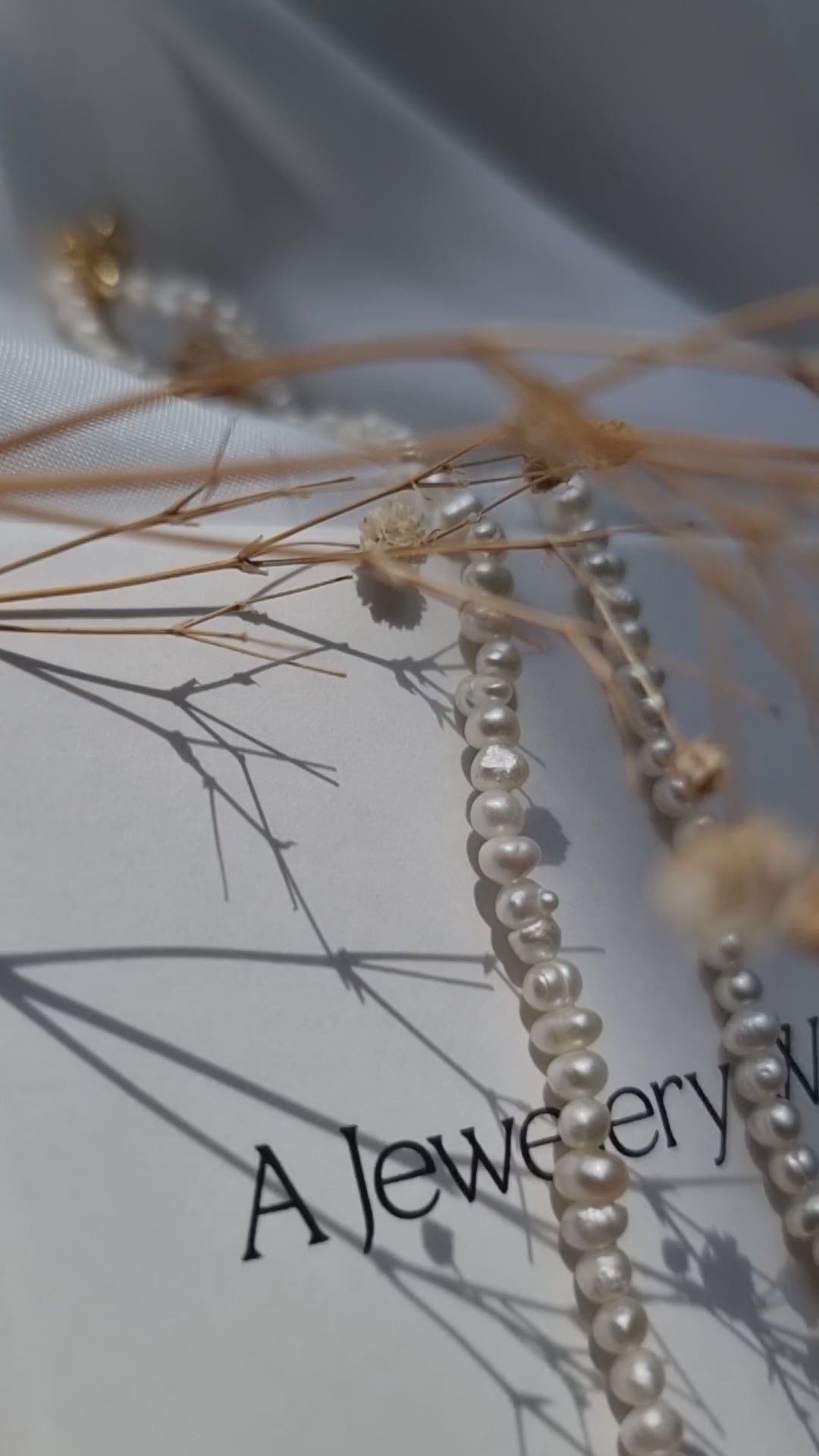 Elegance and versatility shine in our gold-plated and silver pearl necklace, a stunning addition to your ensemble from our captivating jewellery collection.